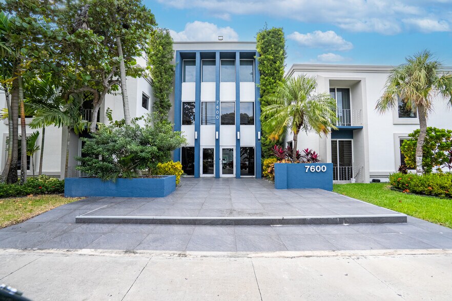 7600 SW 57th Ave, Miami, FL à louer - Photo de l’immeuble – Image 1 sur 21