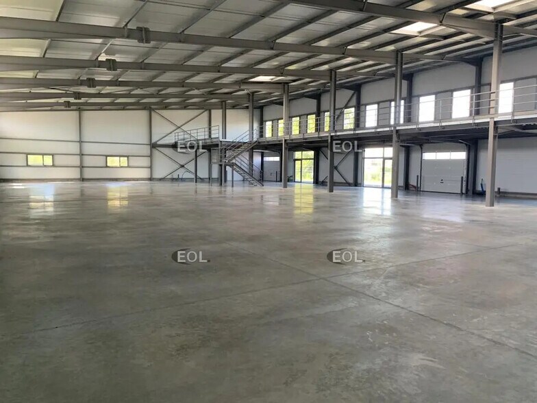 Local d’activités dans Taillades à louer - Photo de l’immeuble – Image 3 sur 8