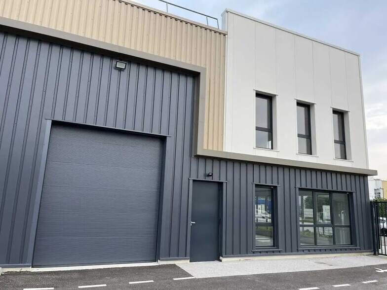 150 Bis Rue Ampère, Genay à louer - Photo de l’immeuble – Image 2 sur 21