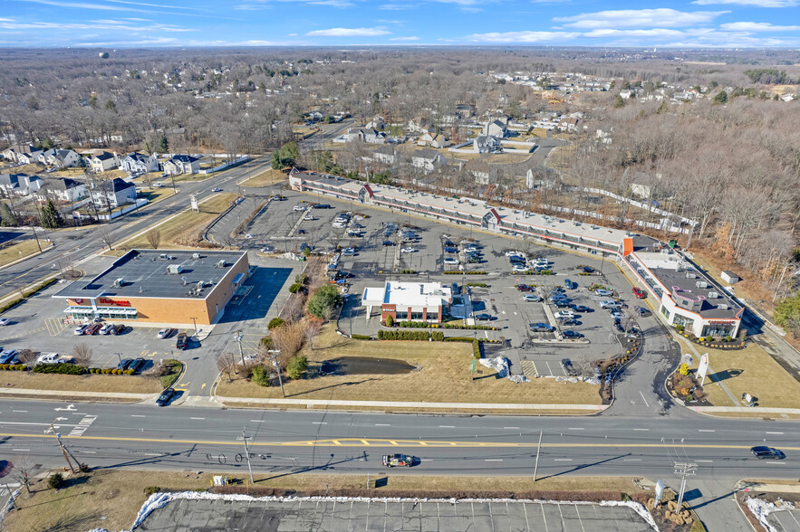 345 Matawan Rd, Matawan, NJ à louer - Photo de l’immeuble – Image 2 sur 23