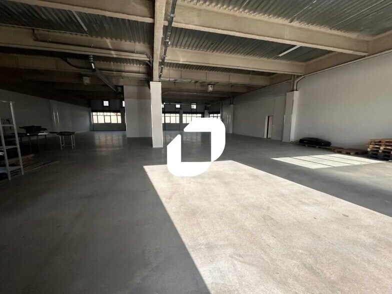 Local d’activités dans Bezons à louer - Photo de l’immeuble – Image 2 sur 4