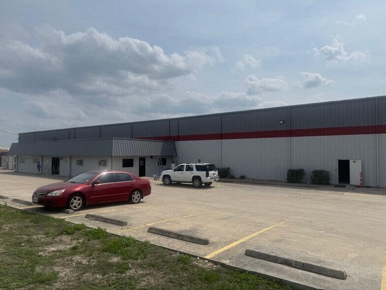 1300 Goforth Rd, Kyle, TX à louer - Photo principale – Image 1 sur 7