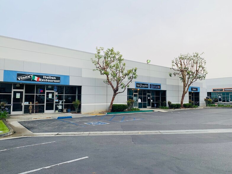 2101 E Lambert Rd, La Habra, CA à louer - Photo de l’immeuble – Image 1 sur 4