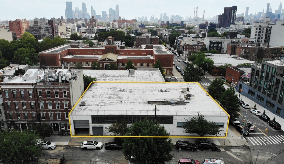 2813 14th St, Long Island City, NY à louer - Photo de l’immeuble – Image 1 sur 15