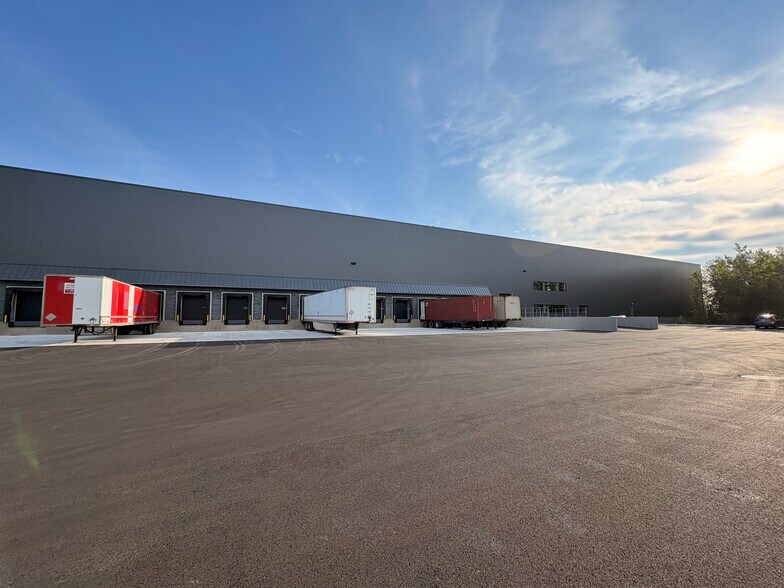 350 Rue Hans-Zimmerman, Châteauguay, QC à louer - Photo de l’immeuble – Image 2 sur 7