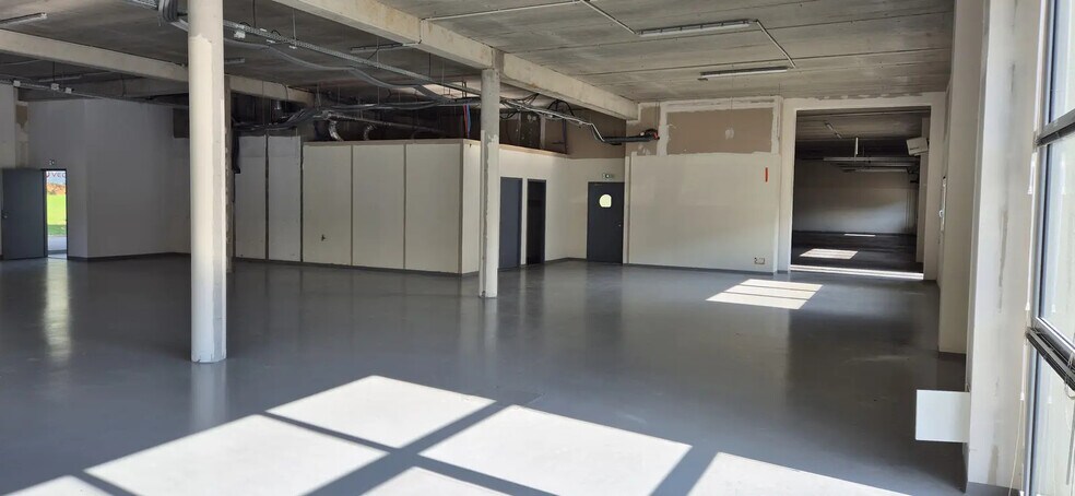 Local d’activités dans Saint-Priest à louer - Photo de l’immeuble – Image 2 sur 11