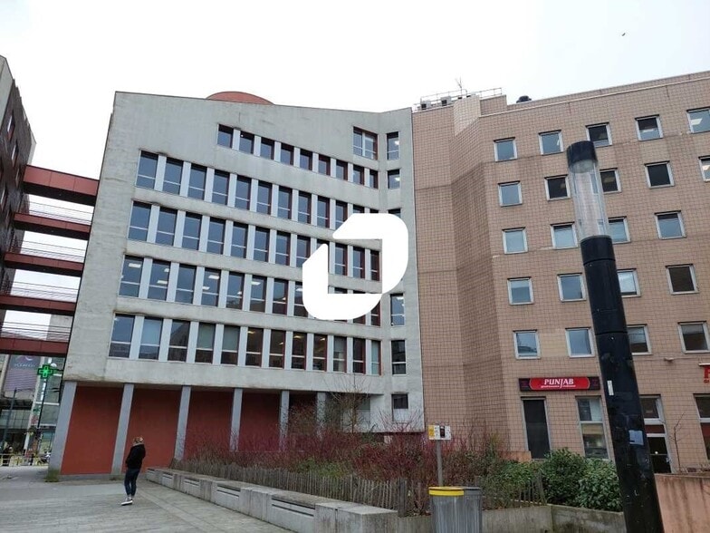 Bureau dans Montigny-le-Bretonneux à louer - Photo de l’immeuble – Image 2 sur 18