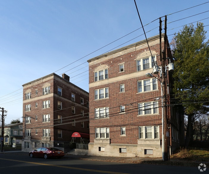 144 Grove St, Waterbury, CT à vendre - Photo de l’immeuble – Image 3 sur 7
