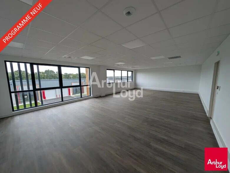 Local d’activités dans Mordelles à louer - Photo de l’immeuble – Image 2 sur 7