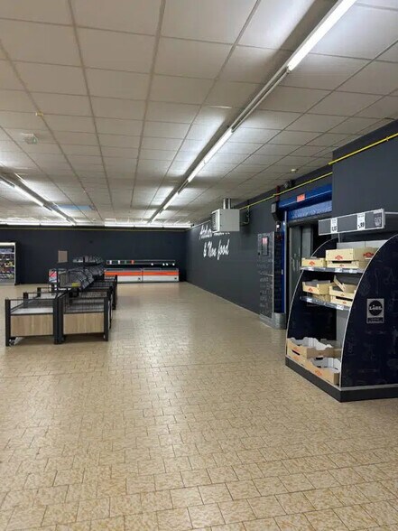 Local commercial dans Torcy à louer - Photo intérieure – Image 2 sur 10