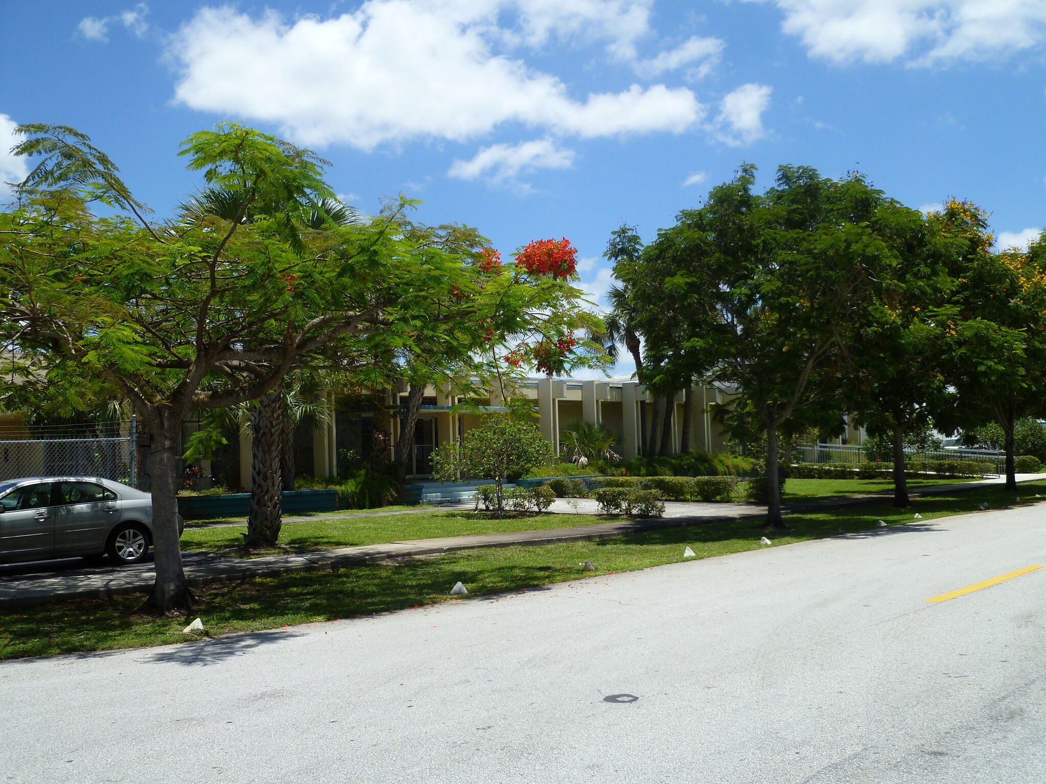 16565 NW 15th Ave, Miami, FL à louer Photo de l’immeuble– Image 1 sur 11