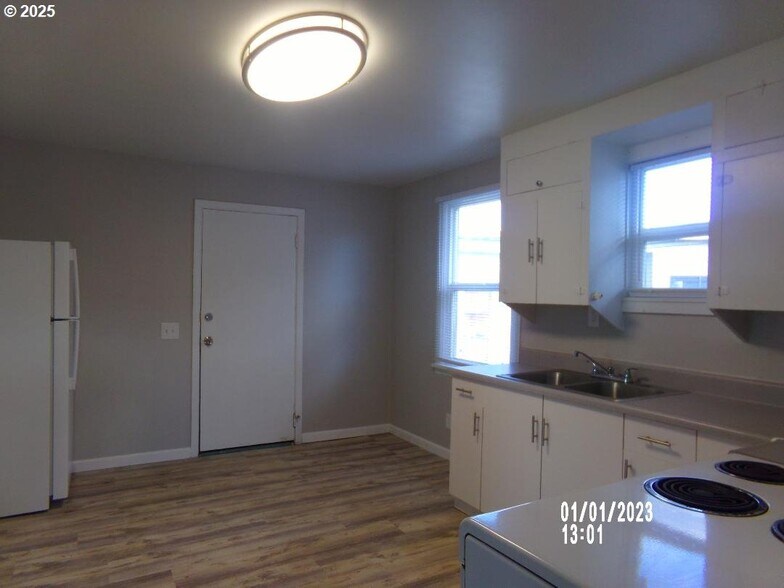 230 NW Main St, Winston, OR à vendre - Photo de l’immeuble – Image 2 sur 3