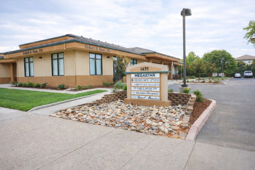 1455 E G St, Oakdale, CA à louer - Photo principale – Image 1 sur 6