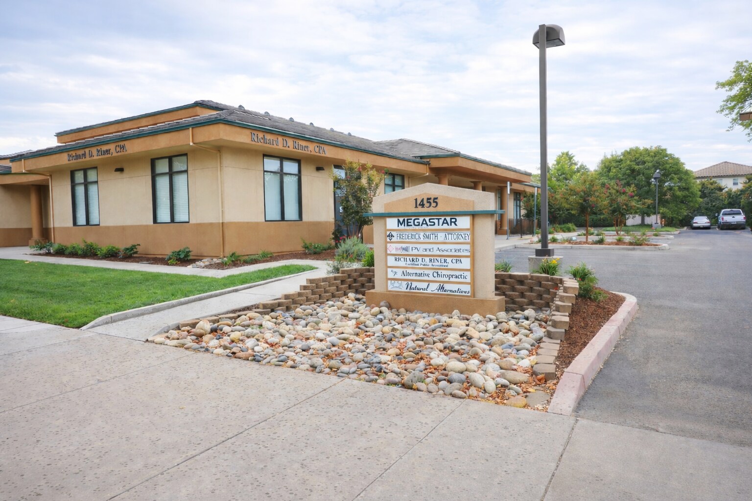 1455 E G St, Oakdale, CA à louer Photo principale– Image 1 sur 7