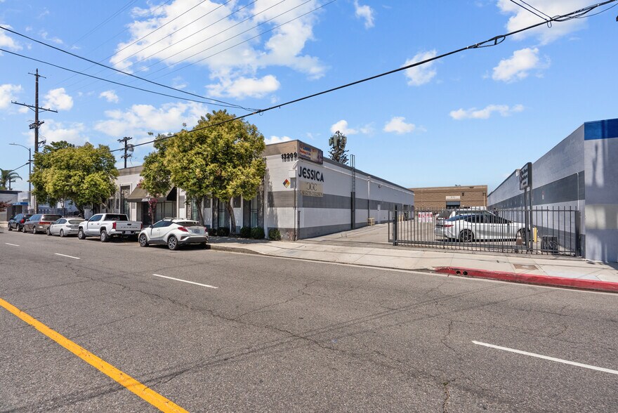 13201-13209 Saticoy St, North Hollywood, CA à vendre - Photo de l’immeuble – Image 2 sur 11