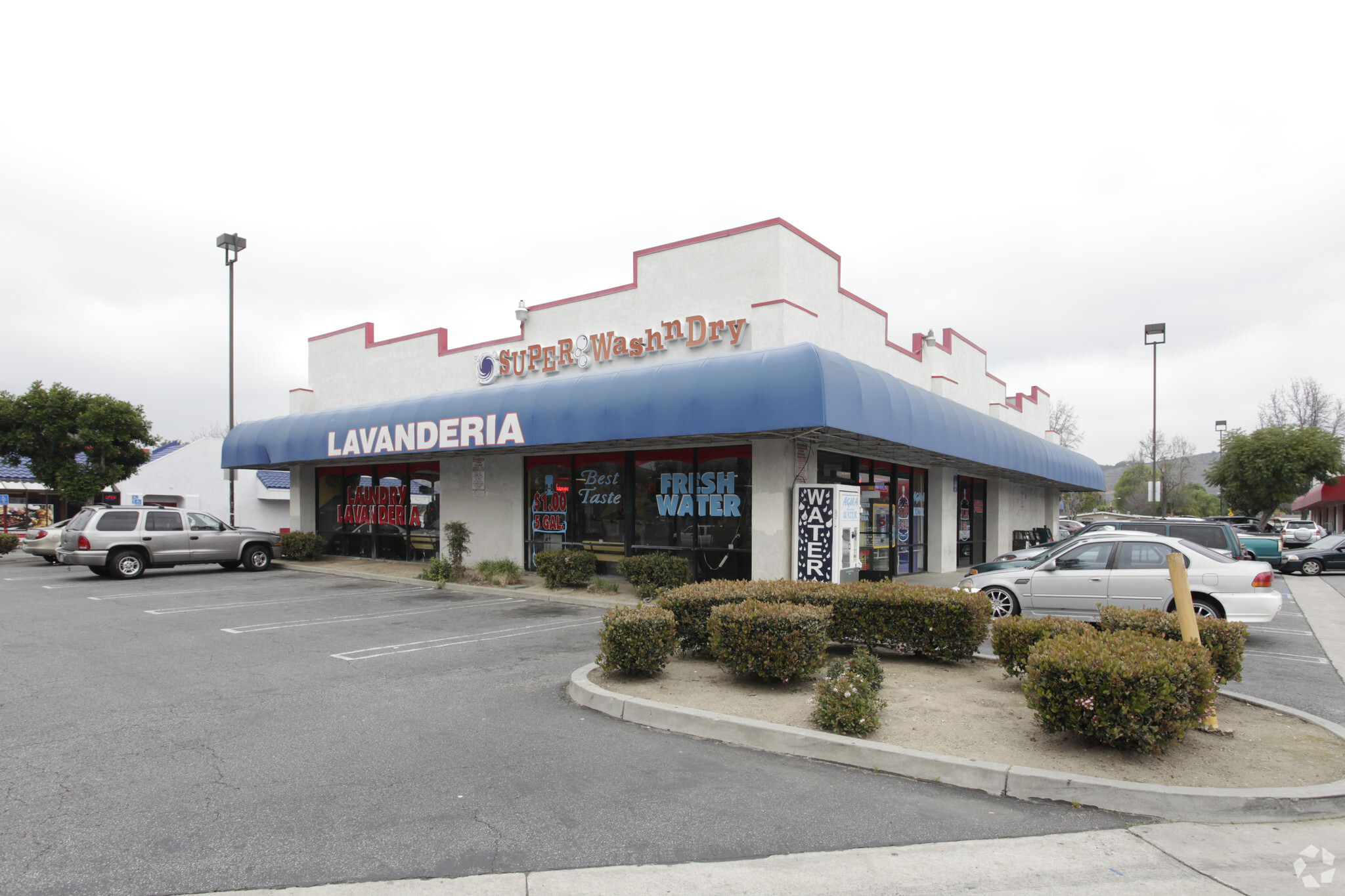 690 Fairplex Dr, Pomona, CA à vendre Photo principale– Image 1 sur 4