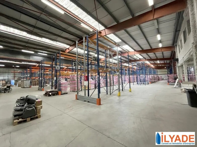 Industriel/Logistique dans CHÂTEAUNEUF-LE-ROUGE à louer - Photo de l’immeuble – Image 1 sur 7