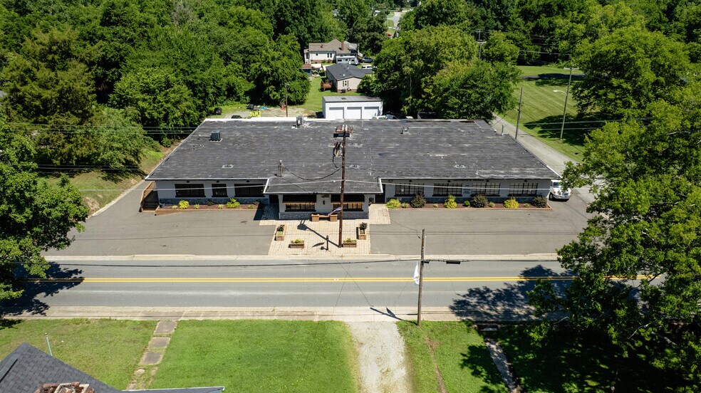 410 E Main St, Haw River, NC à louer - Photo de l’immeuble – Image 2 sur 33