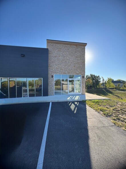 9307 Illinois Rd, Fort Wayne, IN à louer - Photo de l’immeuble – Image 2 sur 6