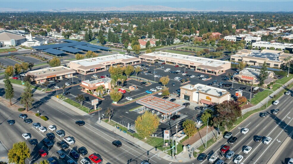 7050-7090 N Cedar Ave, Fresno, CA à louer - Photo de l’immeuble – Image 1 sur 16