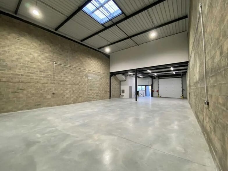 Local d'activités dans Saint-Fargeau-Ponthierry à vendre - Photo de l’immeuble – Image 2 sur 7