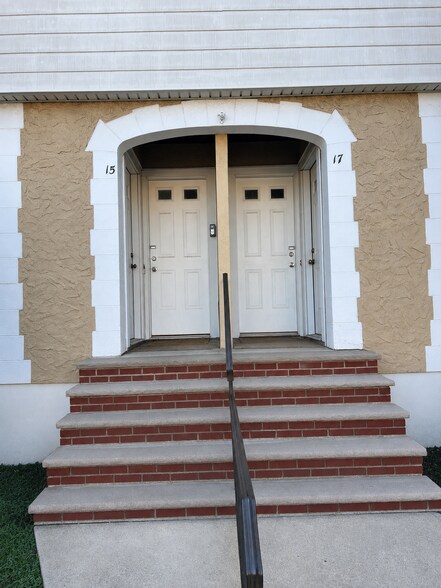 11 Mundy Ave, Staten Island, NY à vendre - Photo de l’immeuble – Image 3 sur 8