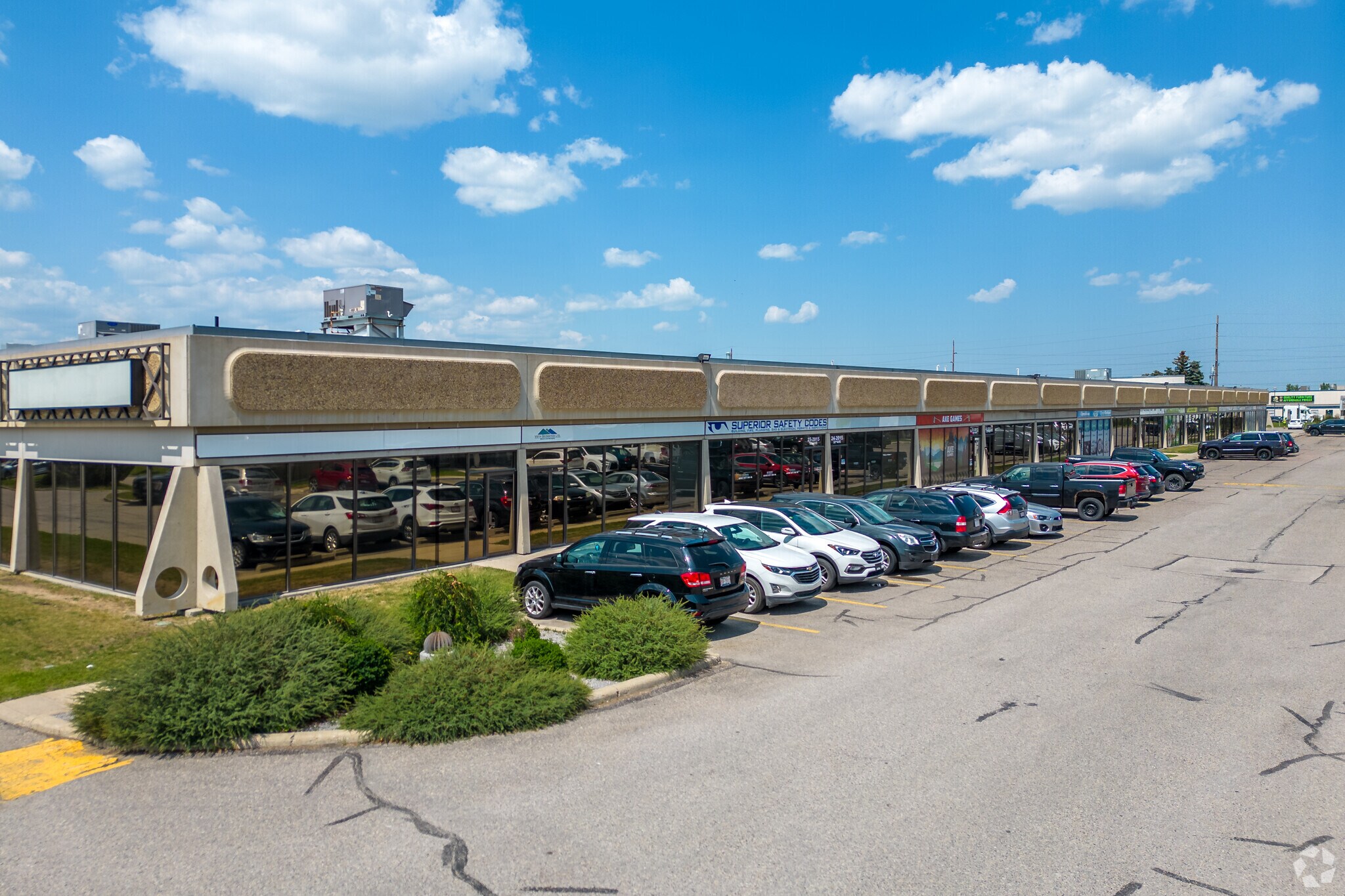 2015 32nd Ave NE, Calgary, AB à louer Photo principale– Image 1 sur 6