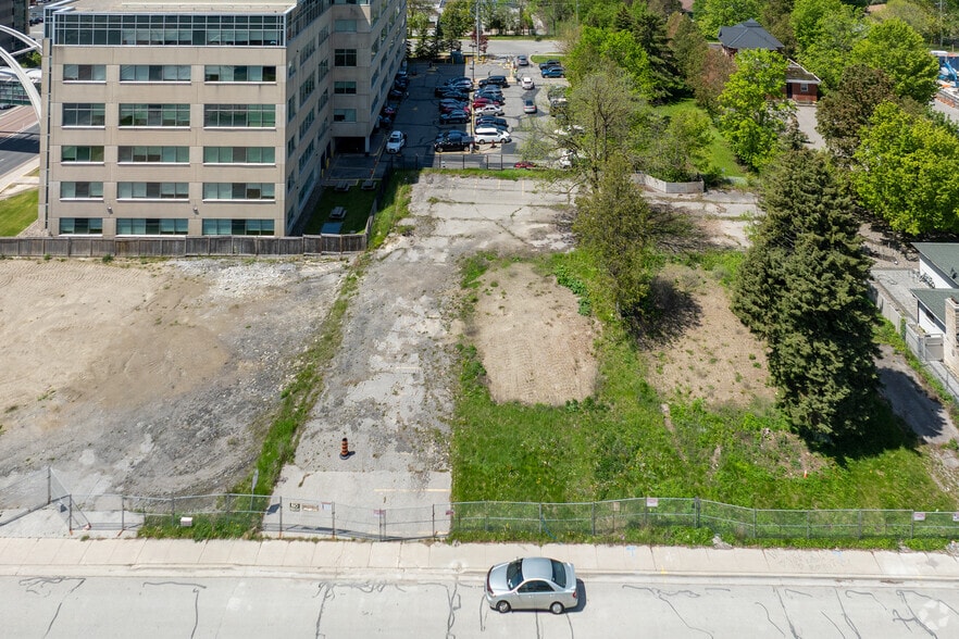 18 Bolton Av, Newmarket, ON à vendre - Photo principale – Image 1 sur 2