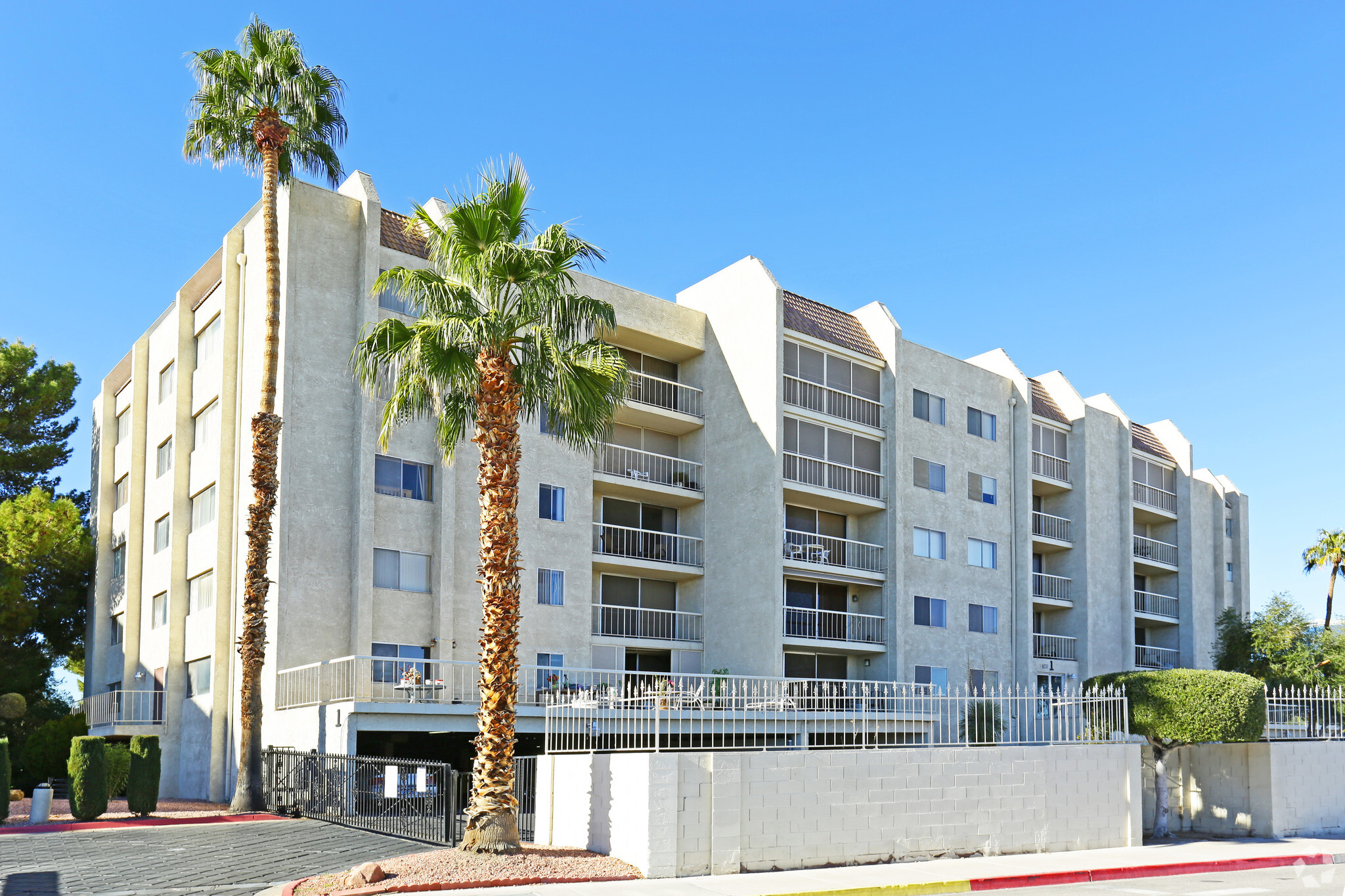 725-750 S Royal Crest Cir, Las Vegas, NV à vendre Photo principale– Image 1 sur 1