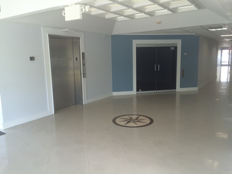 3785 NW 82nd Ave, Doral, FL à louer - Photo de l’immeuble – Image 2 sur 14