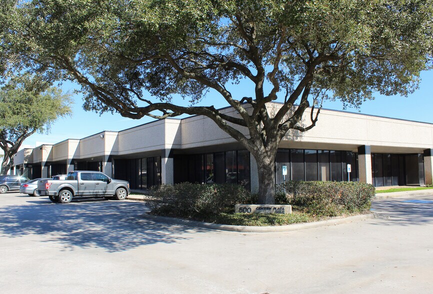 500 Century Plaza Dr, Houston, TX à vendre - Photo de l’immeuble – Image 2 sur 11