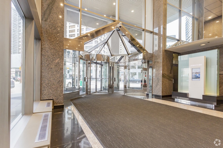 311 6th Ave SW, Calgary, AB à louer - Hall d’entrée – Image 2 sur 8