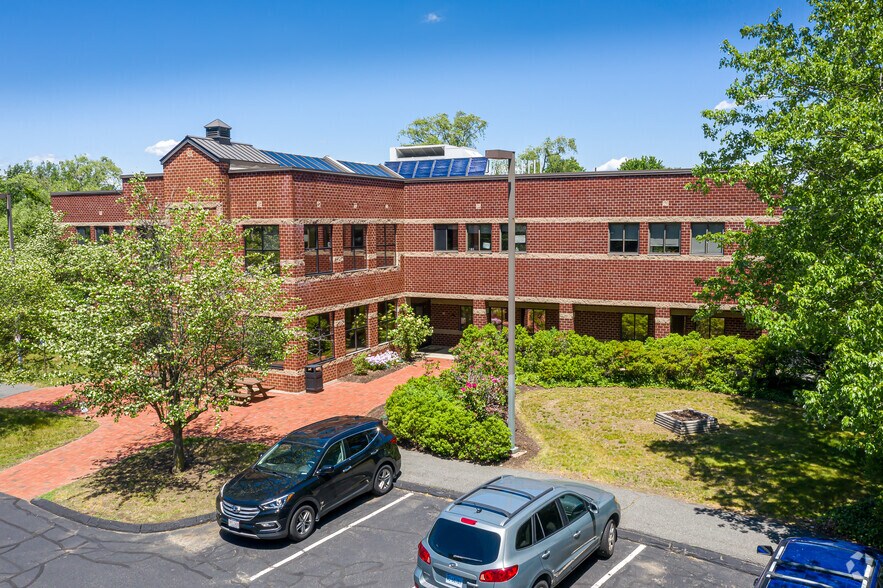 100 University Dr, Amherst, MA à louer - Photo principale – Image 1 sur 19