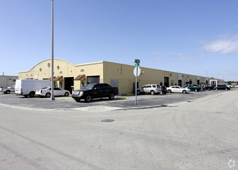 1010-1060 E 32nd St, Hialeah, FL à louer - Photo de l’immeuble – Image 3 sur 19