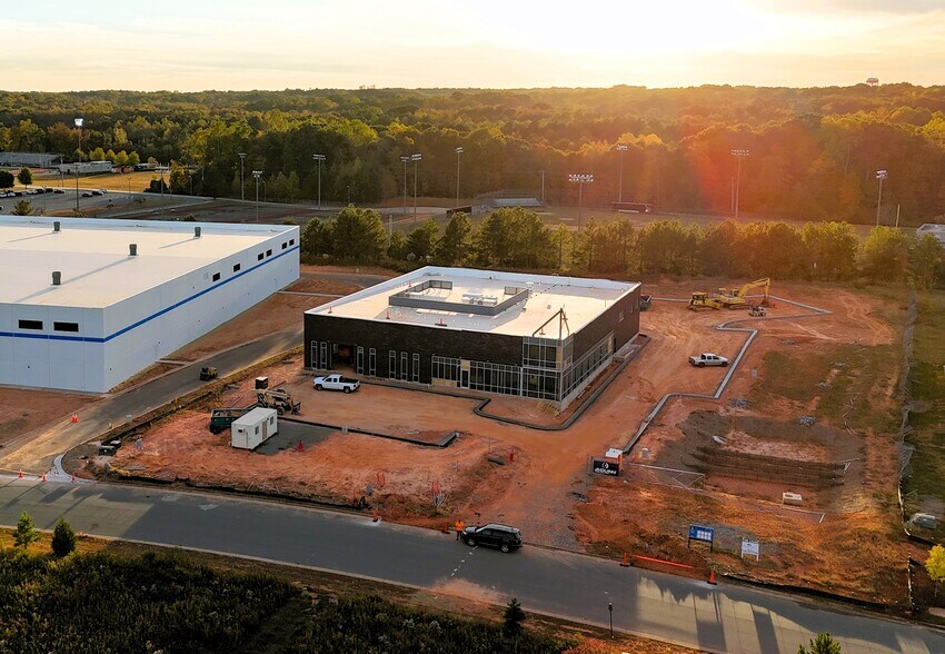 10701 Clear Creek Commerce Dr, Charlotte, NC à louer - Photo de l’immeuble – Image 2 sur 6