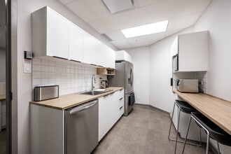 3030 Boul Le Carrefour, Laval, QC à louer Photo intérieure– Image 2 sur 8