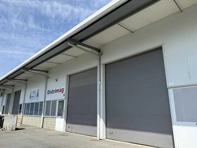 Plus de détails pour Local d'activités à louer