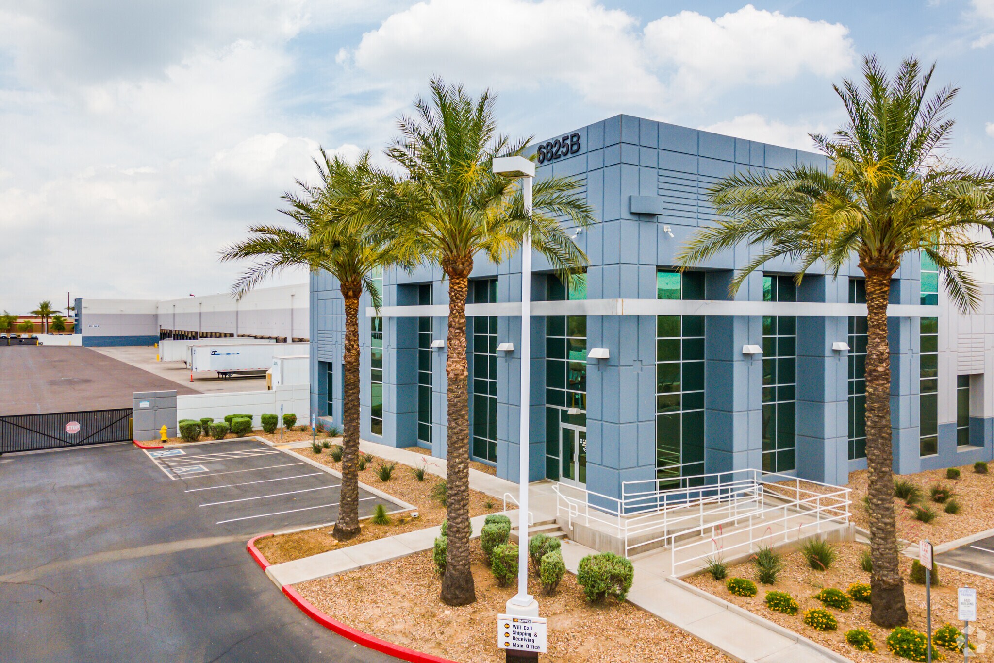 6825 W Buckeye Rd, Phoenix, AZ à louer Photo principale– Image 1 sur 6