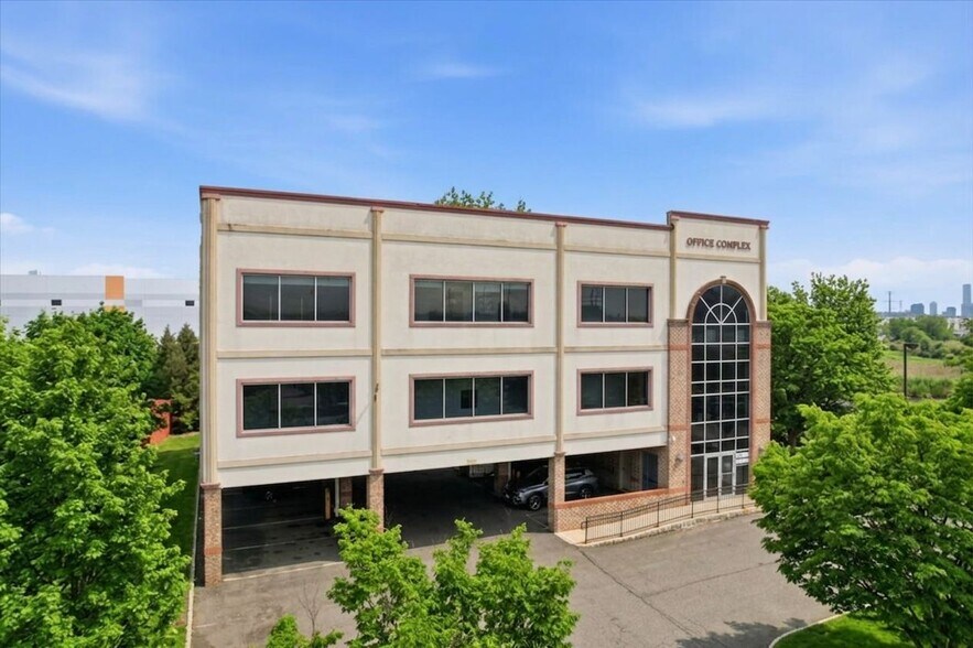 300 Penhorn Ave, Secaucus, NJ à louer - Photo de l’immeuble – Image 1 sur 5
