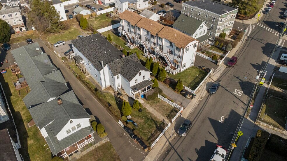121 Lockwood Ave, Stamford, CT à vendre - Photo de l’immeuble – Image 3 sur 16