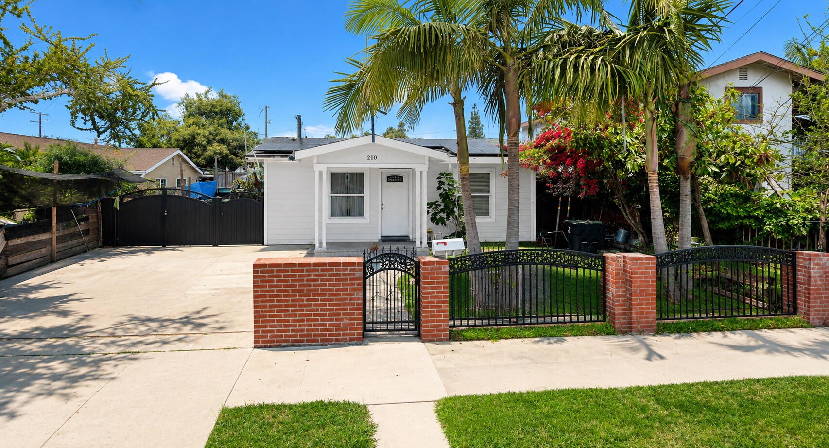 210 S Raitt St, Santa Ana, CA à vendre Photo de l’immeuble– Image 1 sur 14