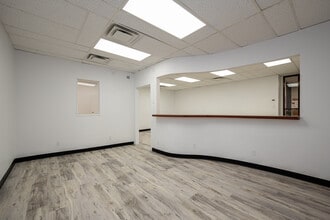 5881-5889 Ch de la Côte-des-Neiges, Montréal, QC à louer Photo intérieure– Image 1 sur 13