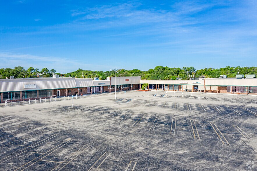 931 Pondella Rd, North Fort Myers, FL à louer - Photo de l’immeuble – Image 3 sur 5