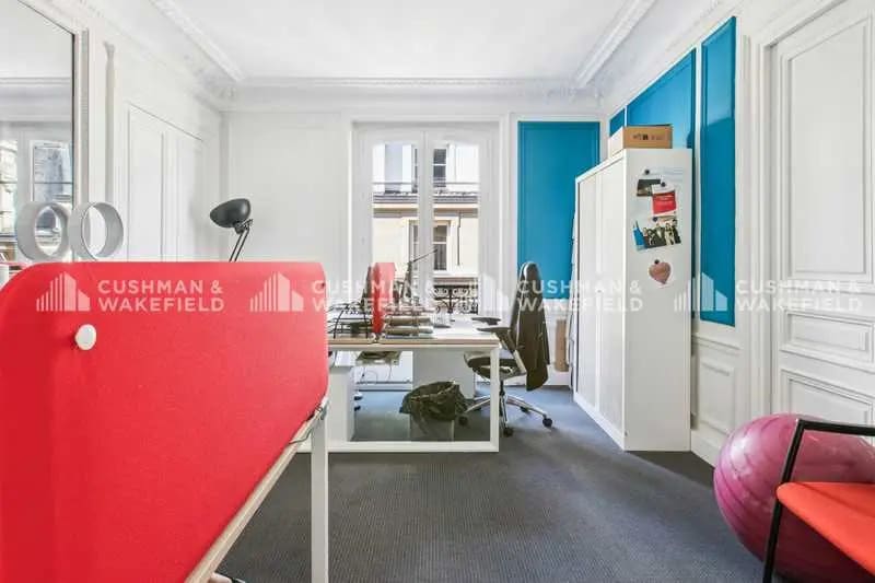 54 Rue De Ponthieu, Paris à louer - Photo de l’immeuble – Image 3 sur 14