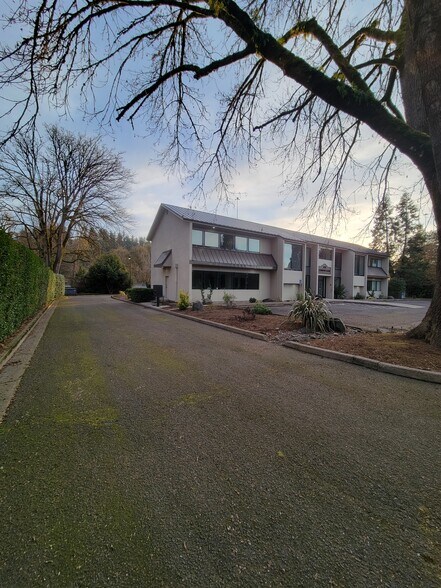 678 Country Club Rd, Eugene, OR à louer - Photo de l’immeuble – Image 3 sur 5