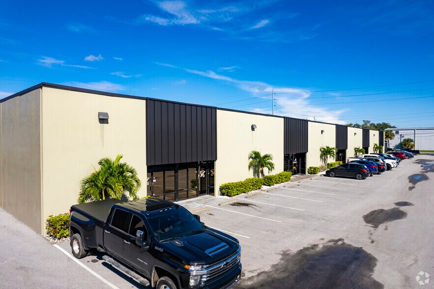 201 E Douglas Rd, Oldsmar, FL à louer - Photo de l’immeuble – Image 3 sur 6