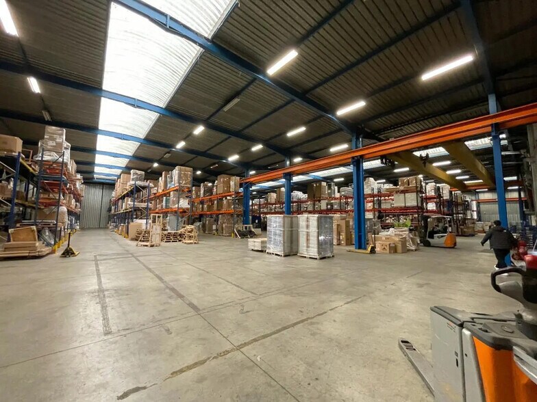 Local d’activités dans Gonesse à louer - Photo de l’immeuble – Image 3 sur 9