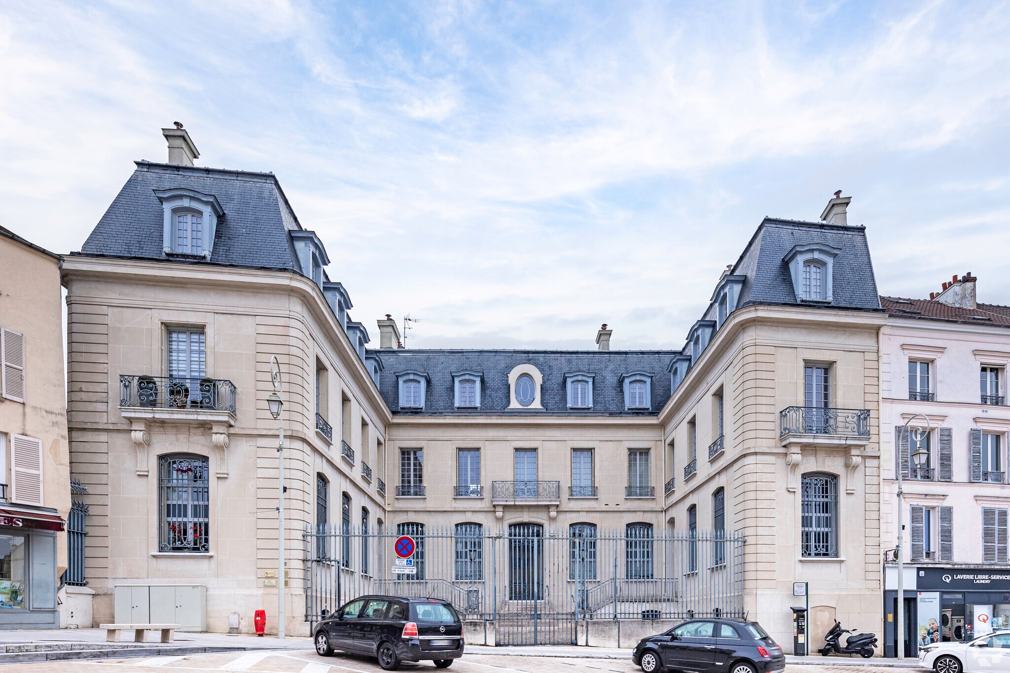 12 Place Du Grand Martroy, Pontoise à louer Photo principale– Image 1 sur 15