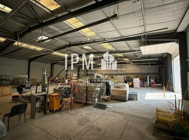 Plus de détails pour Local d'activités à louer