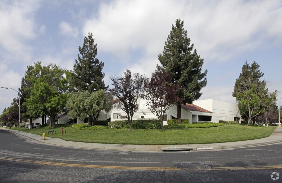 90 Rose Orchard Way, San Jose, CA à louer - Photo de l’immeuble – Image 2 sur 2